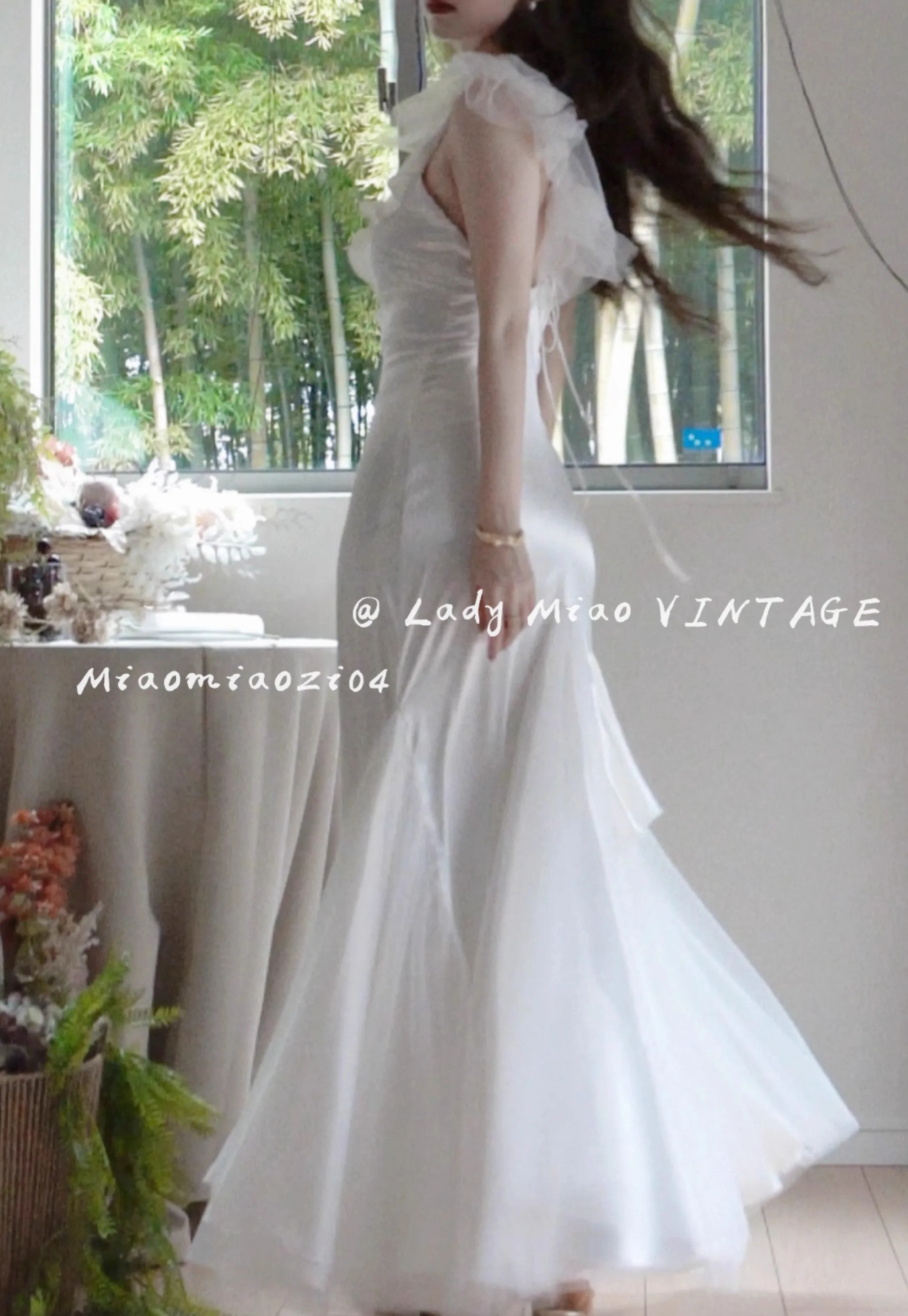 Dreamy Vintage Ruffled Sleeveless Bridal Dress