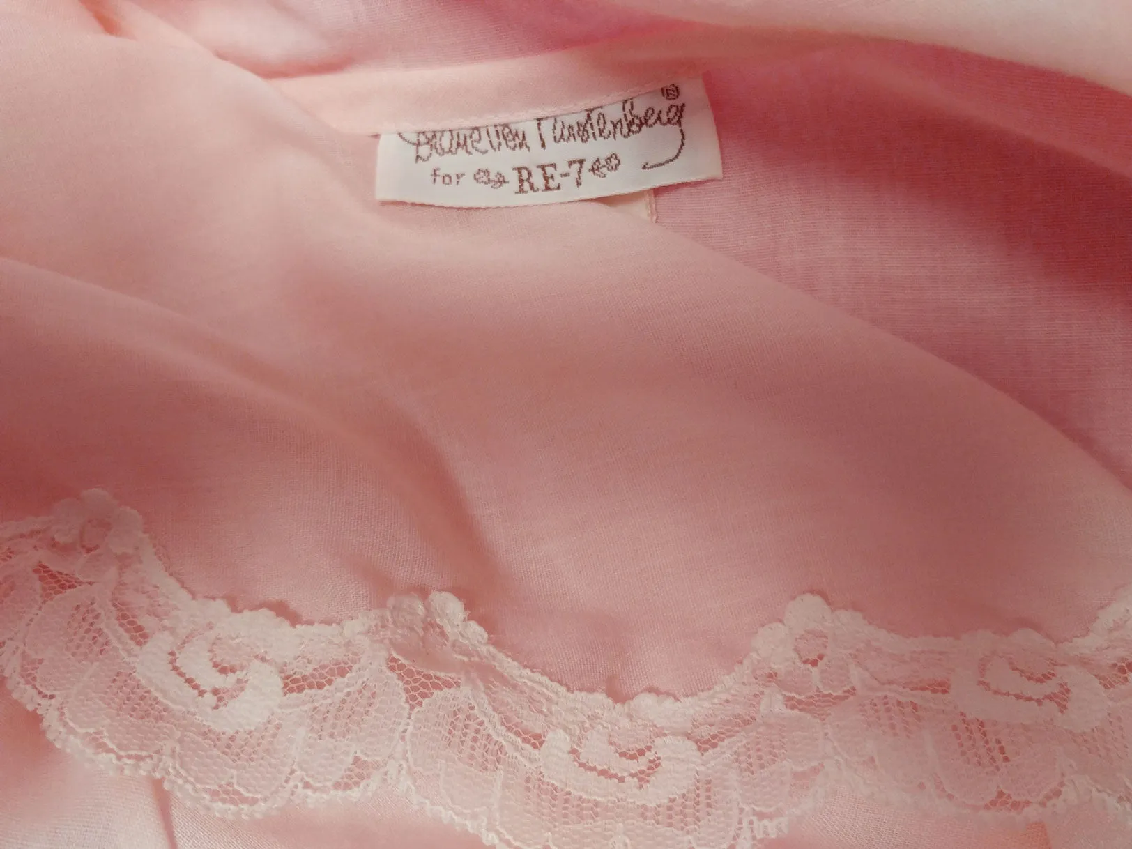 VINTAGE 1980s DESIGNER DIANE VON FURSTENBERG PINK PEIGNOIR ADORNED WITH SCALLOPED LACE