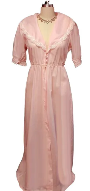 VINTAGE 1980s DESIGNER DIANE VON FURSTENBERG PINK PEIGNOIR ADORNED WITH SCALLOPED LACE